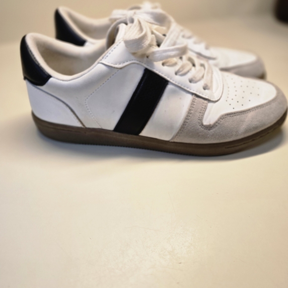 Universal Thread Shoes - Universal Thread White and Black Women's Sneakers